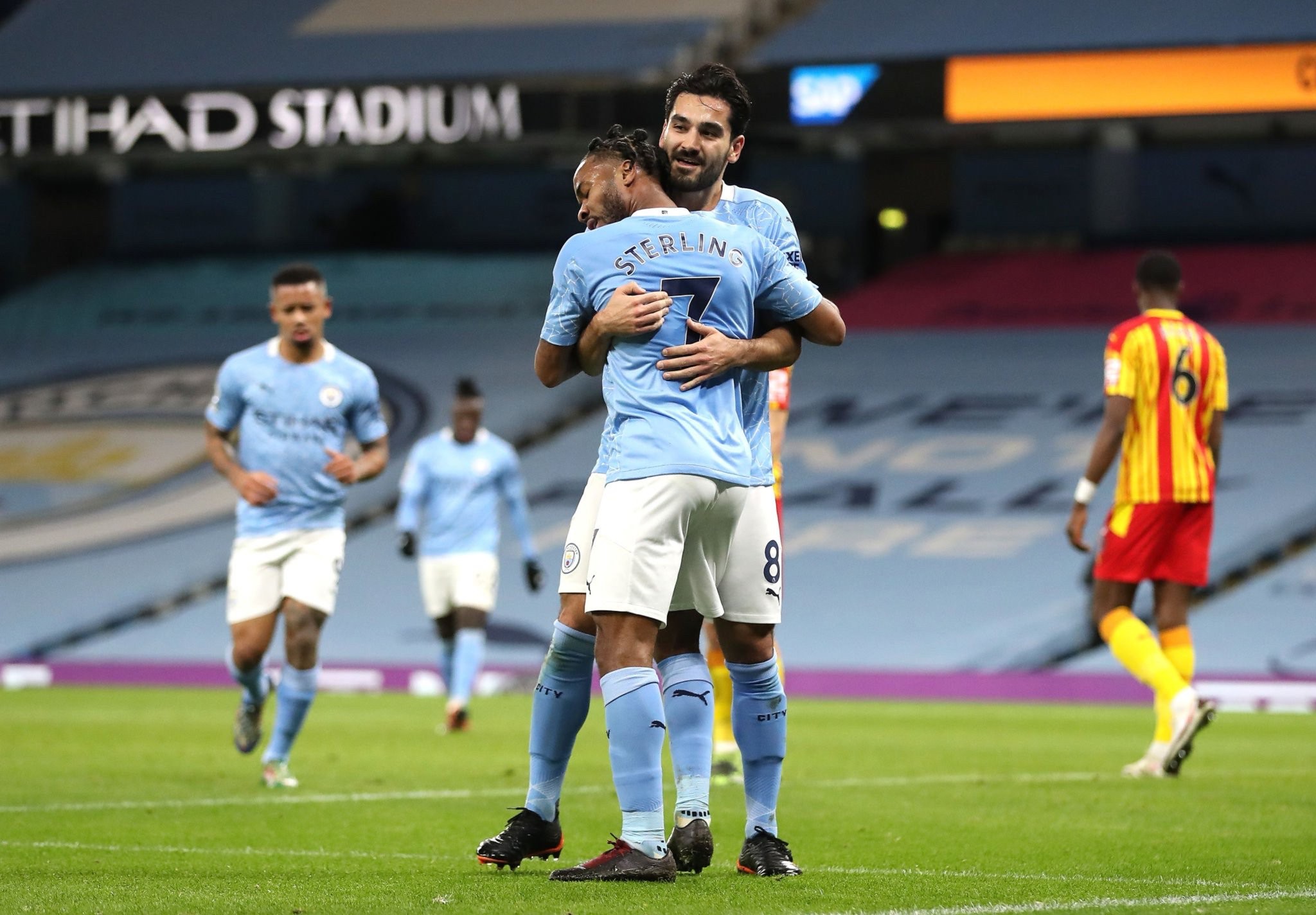 强烈的关注 强烈的关注